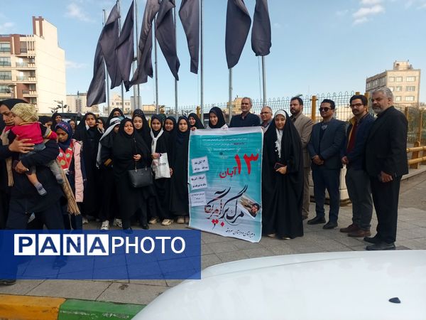 حماسه دانش‌آموزان مشهدی در روز ۱۳ آبان