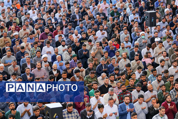 اقامه نماز عید فطر به امامت رهبر انقلاب اسلامی