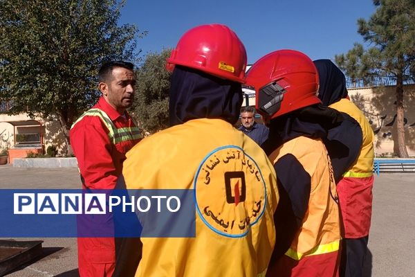 مانور پدافند غیرعامل در دبیرستان  سوده شهرستان ورامین 