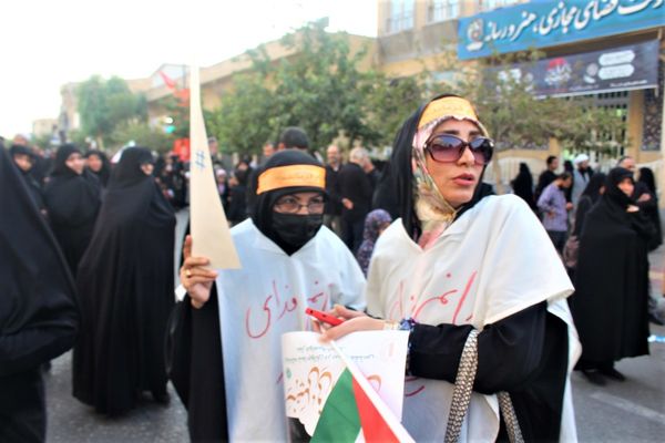 حماسه حضور نوجوانان کفن‌پوش قمی در راهپیمایی «عهد خون»