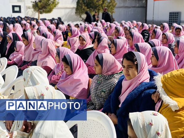 نواختن زنگ جشن نیکوکاری در دبستان زینب قهرمانی مه ولات