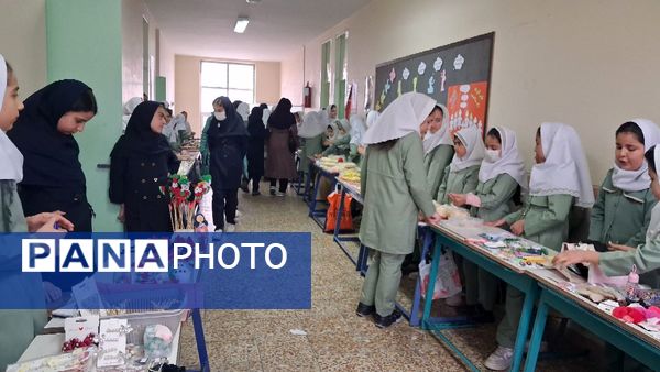 بازارچه مادر دختری با دست‌سازه‌های دانش‌آموزی 