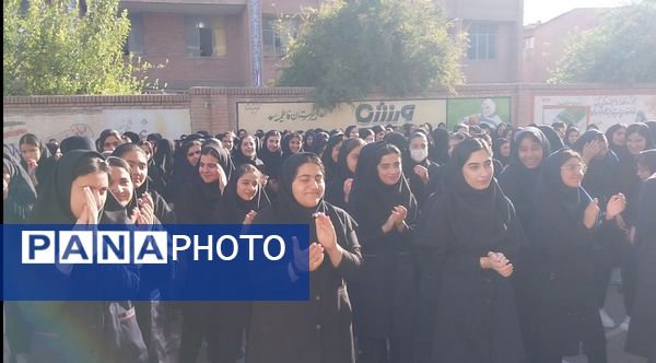 دانش‌آموزان دبیرستان فاطمیه شهرستان دره شهر با شور و شوق سال تحصیلی جدید را آغاز کردند