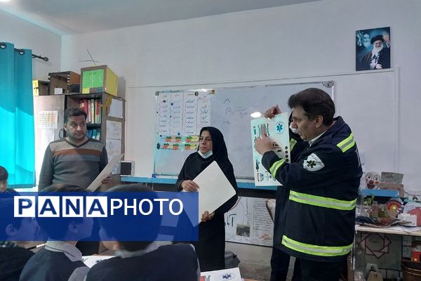 آموزش کمک‌های اولیه با بازی مار پله در دبستان قلنبر ناحیه 2 شهرری 