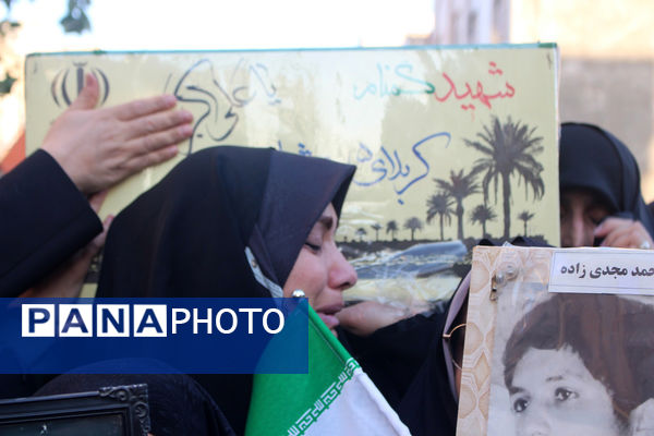 جلوه‌هایی از حضور نوجوانان در مراسم تشییع و خاکسپاری شهدای گمنام