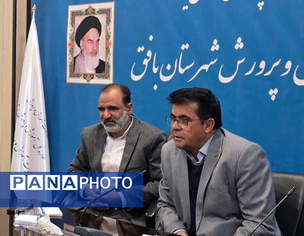 نشست مدیر آموزش‌ و پرورش با اعضای شورای دانش‌آموزی متوسطه اول