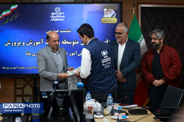 نشست صمیمی معاون آموزش متوسطه وزارت آموزش و پرورش با دانش‌آموز خبرنگاران خبرگزاری پانا