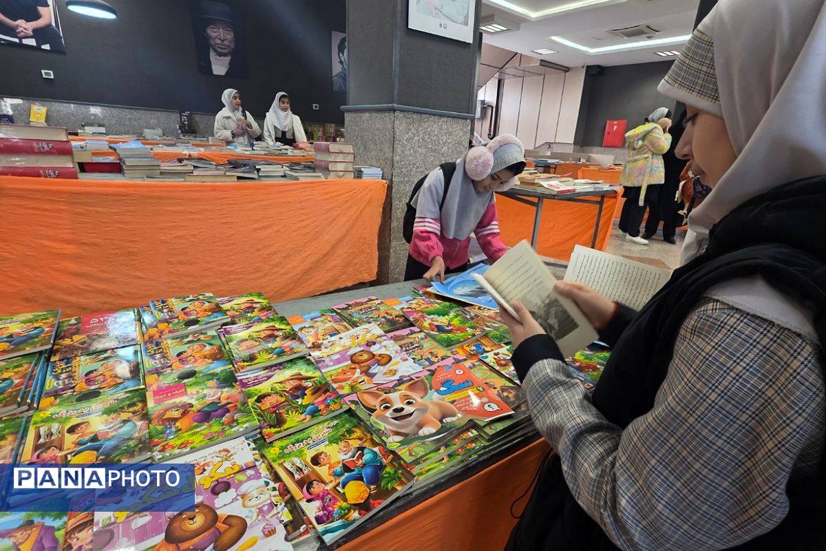 بازدید علمی دانش‌آموزان از نمایشگاه کتاب رباط‌کریم