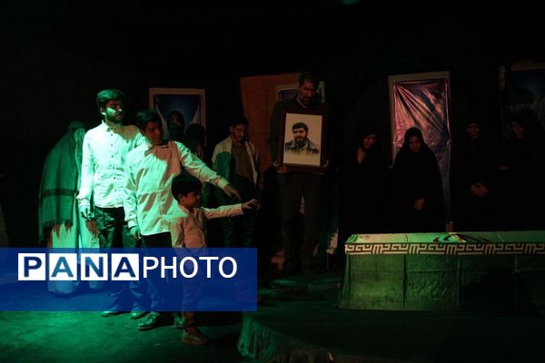 «روایت زمان»؛ هنرنمایی تئاتری در ستایش شهدا روی صحنه فرهنگسرای رازی ورامین
