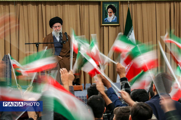 دیدار هزاران نفر از دانش‌آموزان و دانشجویان با رهبر انقلاب