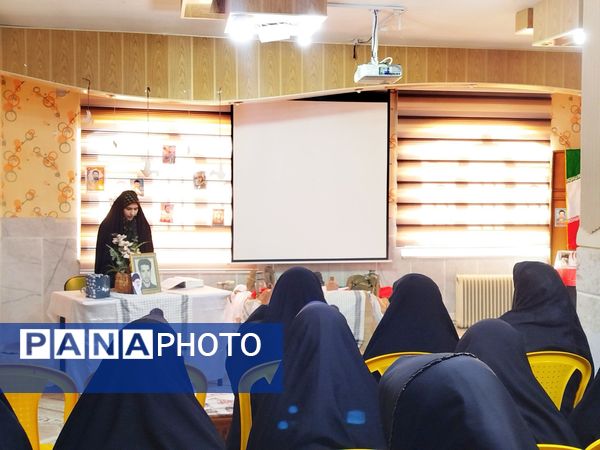 یادواره شهدا؛ عطر ایثار در دبیرستان نمونه محمودیه پیچید