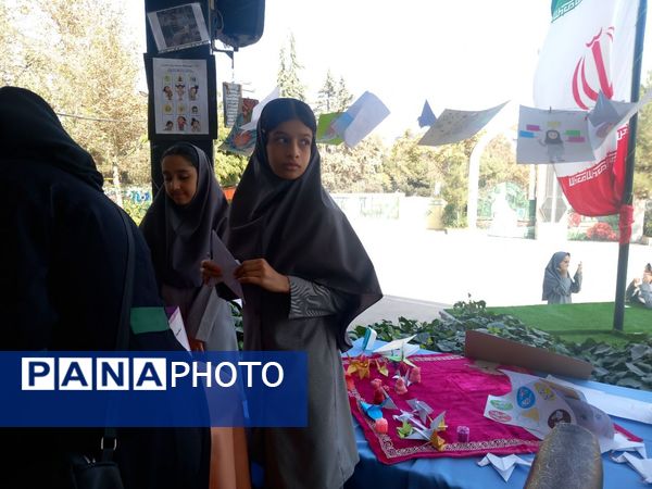 نمایشگاه ذهن‌های رنگی در دبیرستان دوره اول آرمینه مصلی نژاد