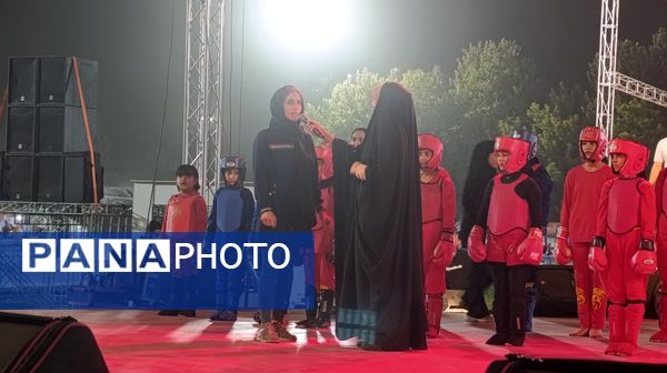 مانور ورزشی دانش آموزان در شب افتتاحیه جشنواره خانواده ورزش 
