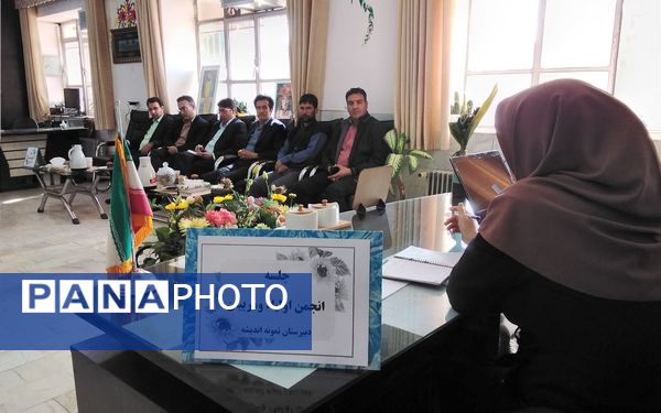 اولین جلسه انجمن اولیا و مربیان در دبیرستان نمونه اندیشه شهرستان کاشمر