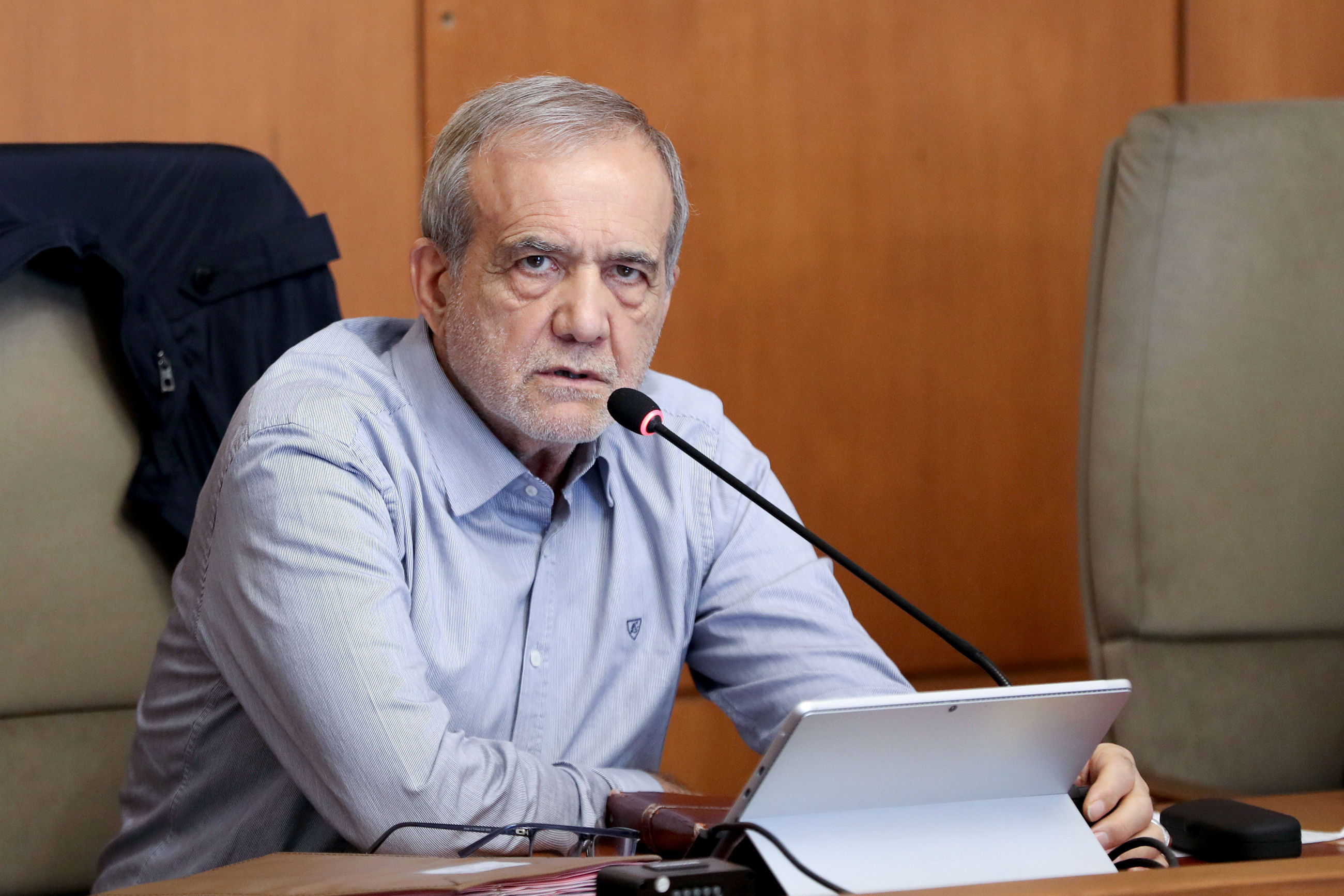 ساختار اداری بر اساس کارآمدی و ارتقای بهره‌وری اصلاح شود/ نباید پست و مقام مبنای دریافت حقوق باشد