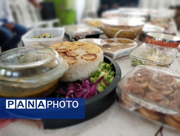 جشنواره غذای سالم در دبیرستان آسیه شهرستان حاجی‌آباد 