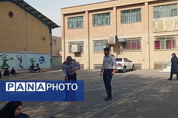 حضور‌ آتش نشانان شهر قدس در دبیرستان فرزانگان