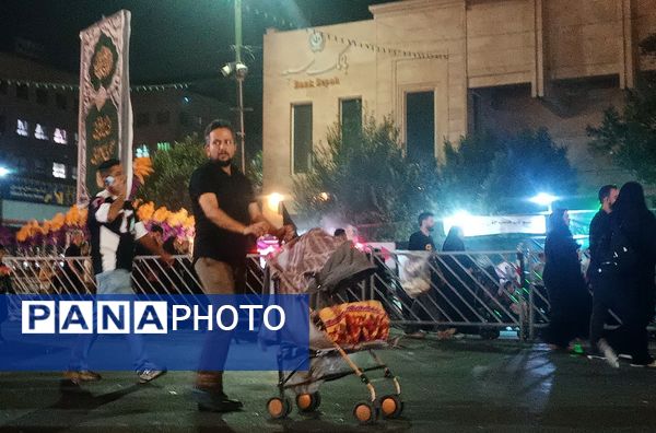 حال و هوای یکی از خیابان های مشهد در شب شهادت امام رضا (ع) 