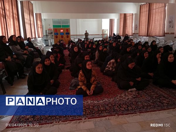 برگزاری دوره آموزشی آسیب های اجتماعی با محوریت آسیب های فضای مجازی در هنرستان هیات امنایی حضرت فاطمه (س) اردبیل
