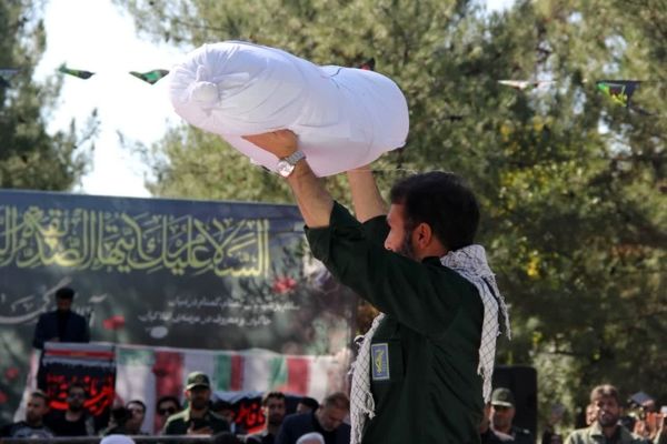 تشییع و خاکسپاری شهید گمنام در باغ جنت شیراز
