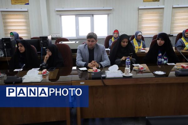 گل‌های قدردانی دانش‌آموزان پیشتاز برای حافظان امنیت
