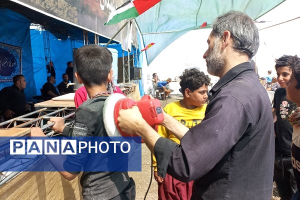 حضور زائران پیاده در جاده غدیر مشهد به نیشابور