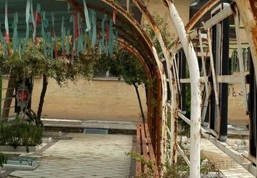 میهمانی لاله‌های زهرایی در گلزار شهدای شیراز