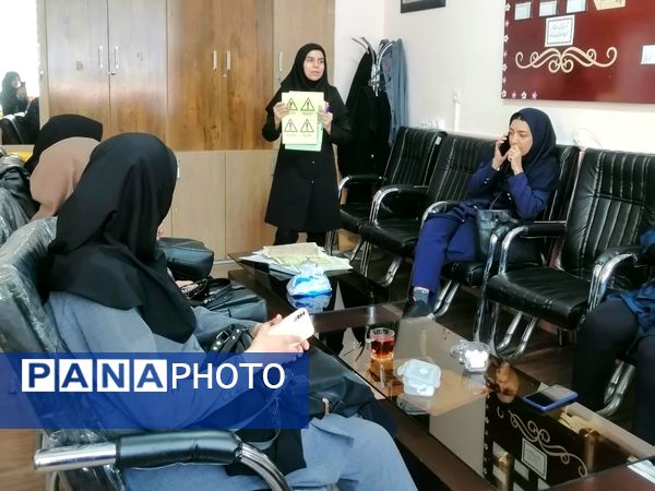 مانور زلزله و آموزش اطفای حریق و ایمن سازی در مدرسه شهید جواهری دو 