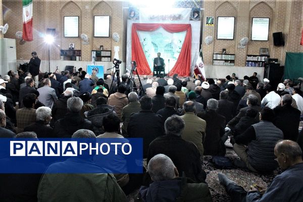 استقبال نوجوانان از غرفه‌های یادواره شهدای مسجد جامع قم