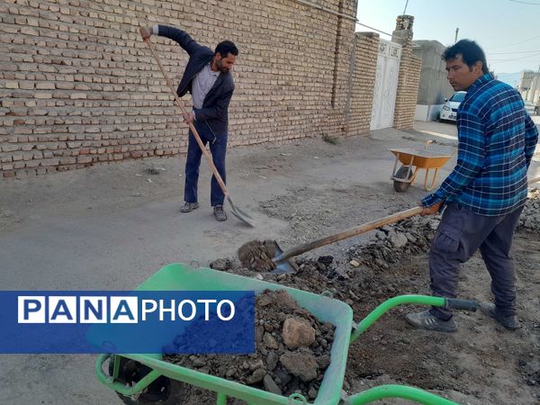 فرآیند چاله‌گیری کوچه دبیرستان مادر مهربان نقاب شهرستان خلیل آباد