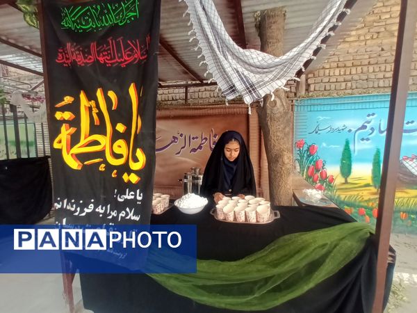 عطر فاطمی در فضای آموزش دبیرستان میرزا جعفر سروقد با برپایی ایستگاه صلواتی 