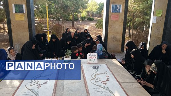 قرائت زیارت عاشورا در مزار شهدای گمنام شهر رباط‌سنگ 