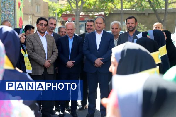 جشن عاطفه‌ها در دبیرستان ۱۳ آبان تبریز