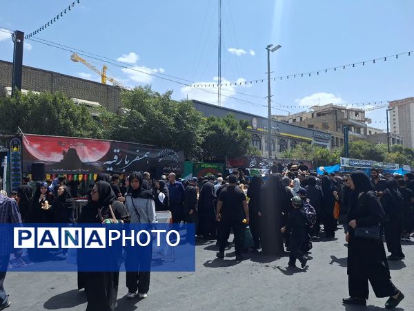 قدم‌هایی تا بهشت؛ جاماندگان اربعین در مشهد رهسپار حرم مطهر رضوی شدند