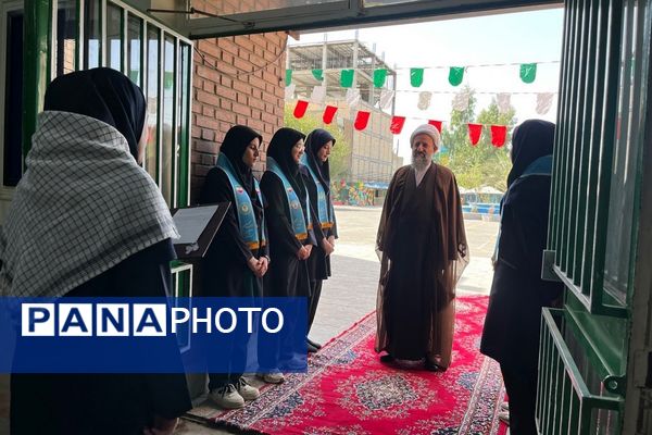 برپایی نماز جماعت همراه با بزرگداشت و تجلیل از مقام‌آوران دانش‌آموزی مدرسه نمونه دولتی ارشاد