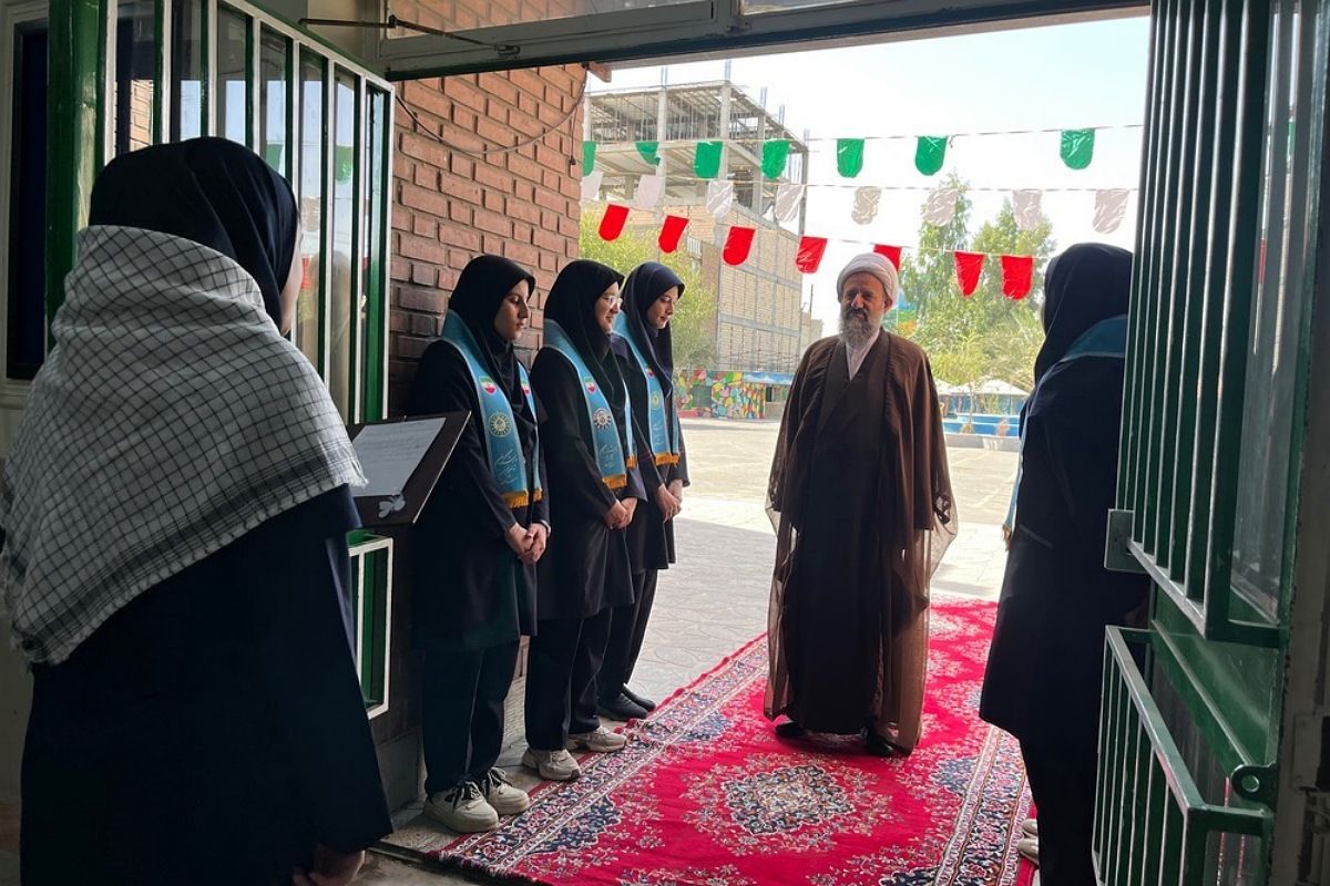 برپایی نماز جماعت همراه با بزرگداشت و تجلیل از مقام‌آوران دانش‌آموزی مدرسه نمونه دولتی ارشاد