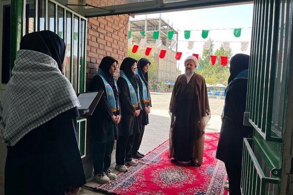 برپایی نماز جماعت همراه با بزرگداشت و تجلیل از مقام‌آوران دانش‌آموزی مدرسه نمونه دولتی ارشاد