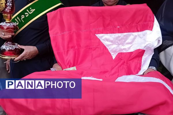 مراسم عزاداری حسینی با حضور خادمین و پرچم کربلا در بوستان فدک اصیل آباد 