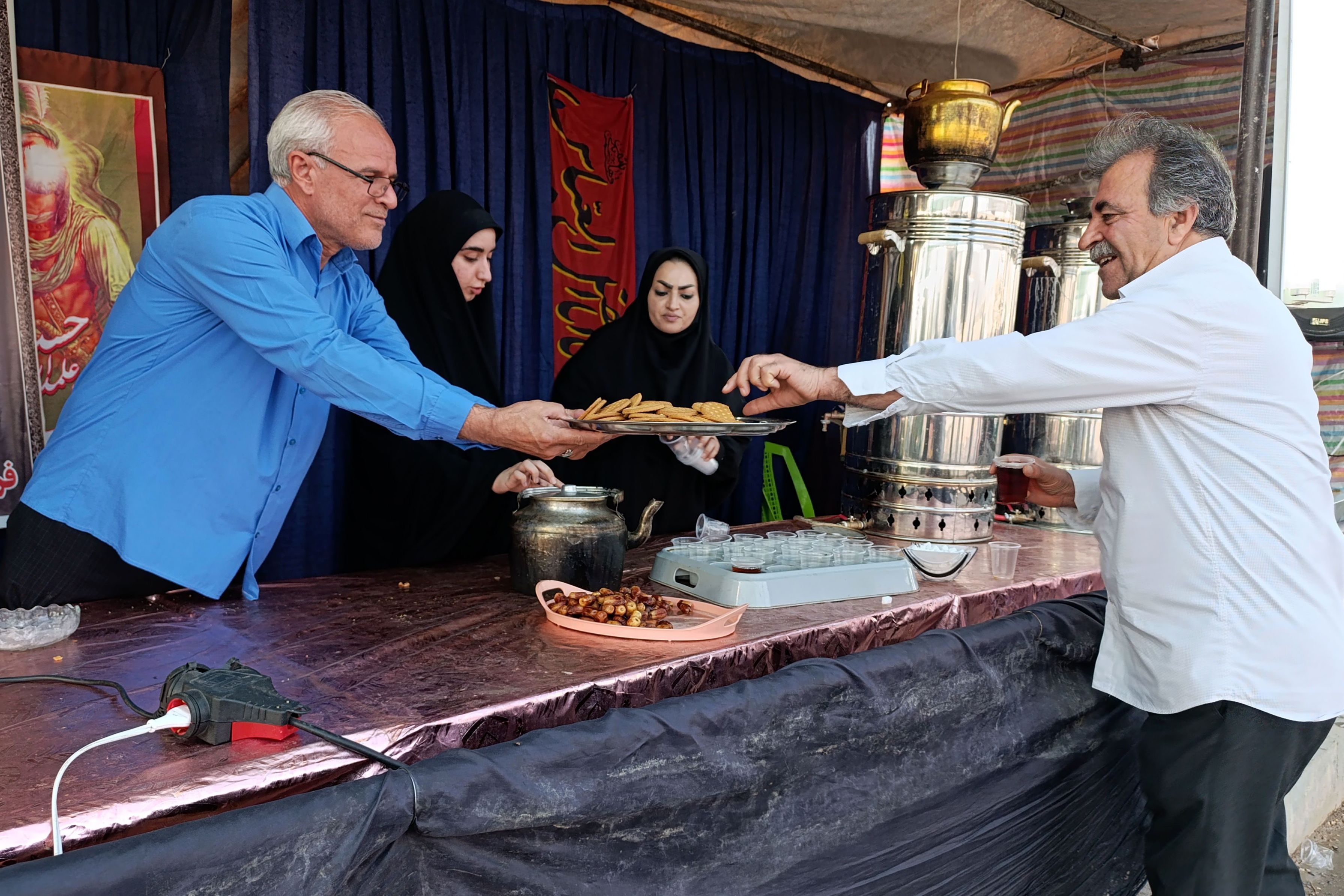 خدمت‌رسانی دانش‌آموزان و فرهنگیان شهرستان اسلام آباد غرب در مواکب اربعین حسینی