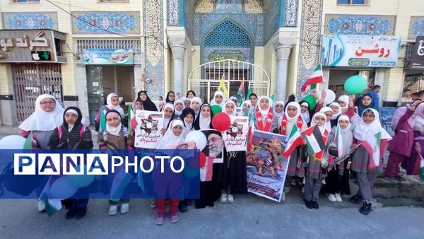 دانش آموزان دبستان بی بی کیا در راهپیمایی ۱۳ آبان
