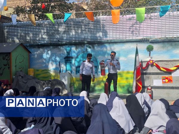 نور امید در دل آتش تجلیل از قهرمانان مدرسه مهندس رحمانی فرد در روز آتش‌نشان