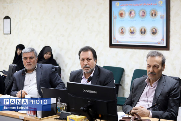 میزگرد علمی و آموزشی بررسی راهکارهای ارتقای کیفیت و تقویت مدارس دولتی