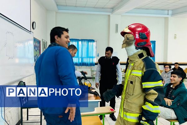  آماده‌سازی مانور زلزله با آموزش آتش‌نشان‌ها در مدرسه نمونه‌دولتی شهید مطهری رباط‌کریم