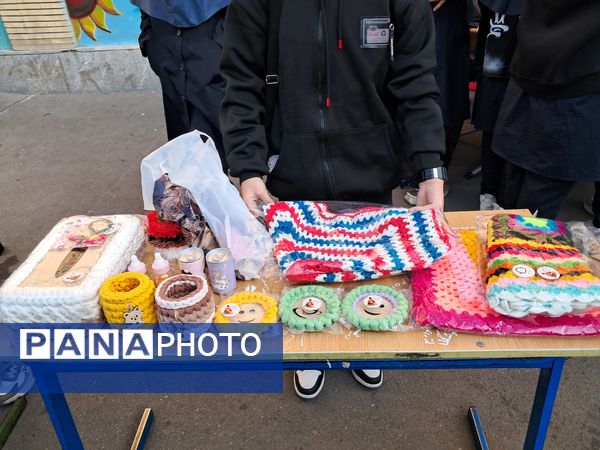 بازارچه دست‌ساخته‌های دانش‌آموزی در دبیرستان بهار آزادی قائمشهر