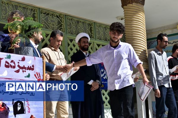 جشن روز دانش‌آموز در دبیرستان امام خمینی (ره) با حضور مسئولان، ورزشکاران و هنرمندان برگزار شد