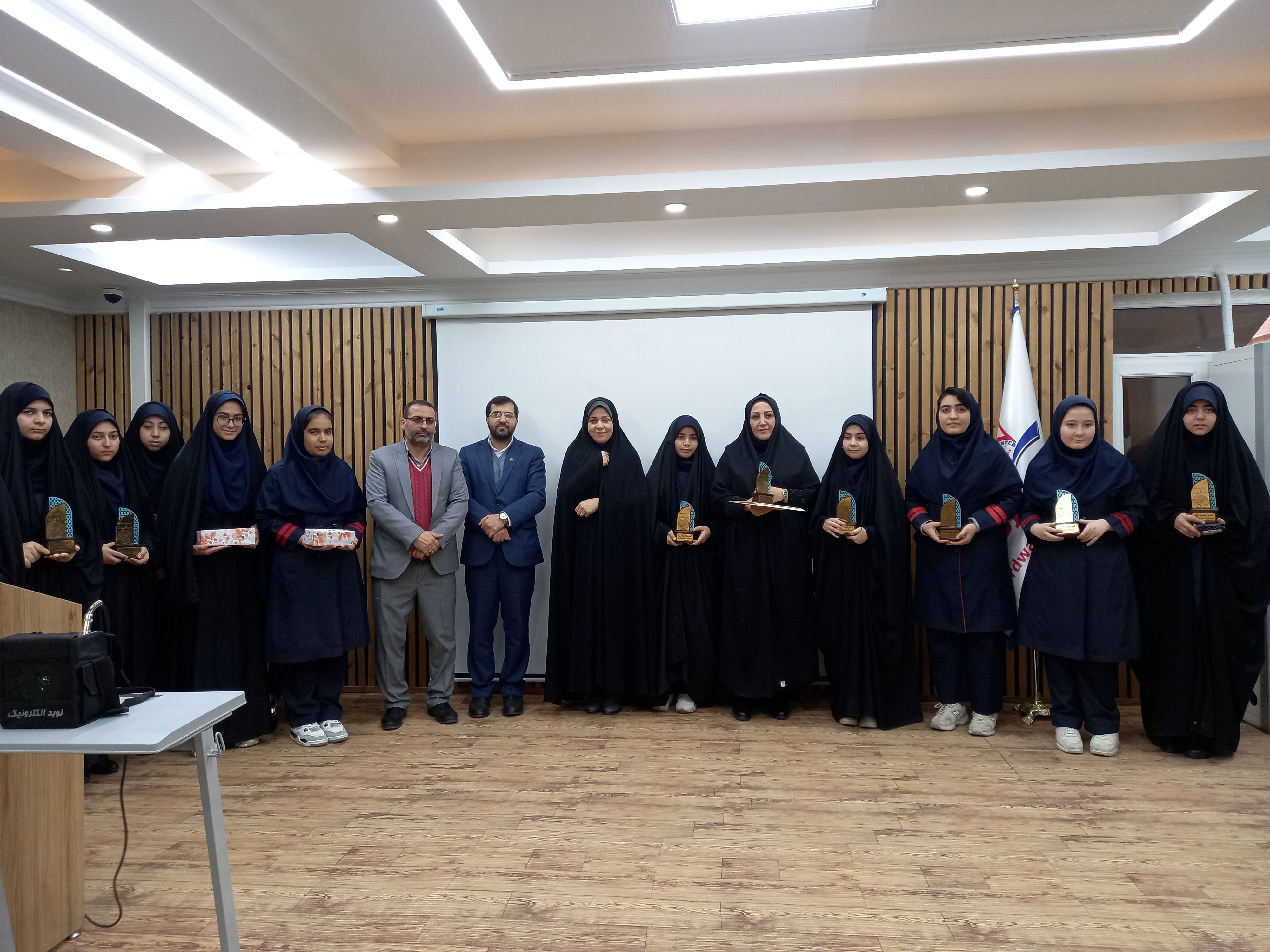 مراسم تقدیر از برگزیدگان مسابقات فرهنگی هنری و قرآن و عترت 
