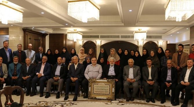 تجلیل یک خیر تهرانی از  معلمان مدرسه‌اش در سالروز گرامیداشت مقام معلم