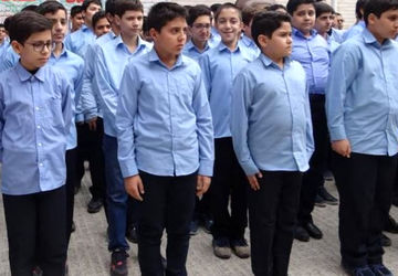 توزیع لباس فرم دانش آموزان در دبیرستان هاشمی رفسنجانی ناحیه ۴شیراز 