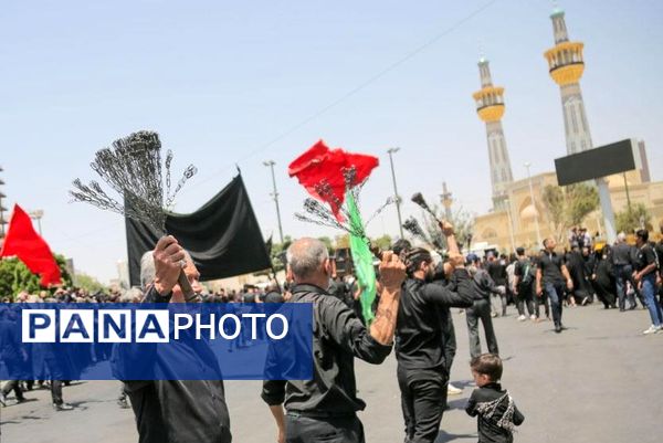 رود اشک و عشق در مسیر حرم همزمان با شکوه عزاداری هیئات‌ در خیابان‌های مشهد