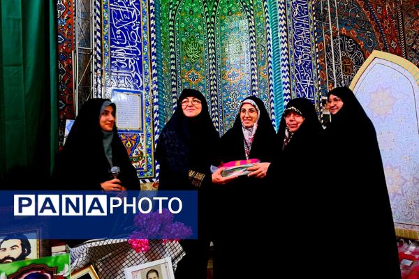 برگزاری محفل انس با قرآن و تجلیل از خانواده‌ شهدا